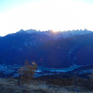 Il lago del Centro Cadore all'alba da Tranego